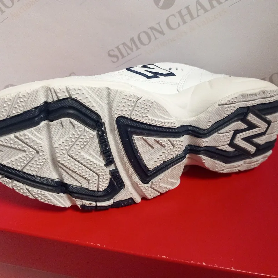 BOXED NEW BALANCE MOYEN SIZE 5.5