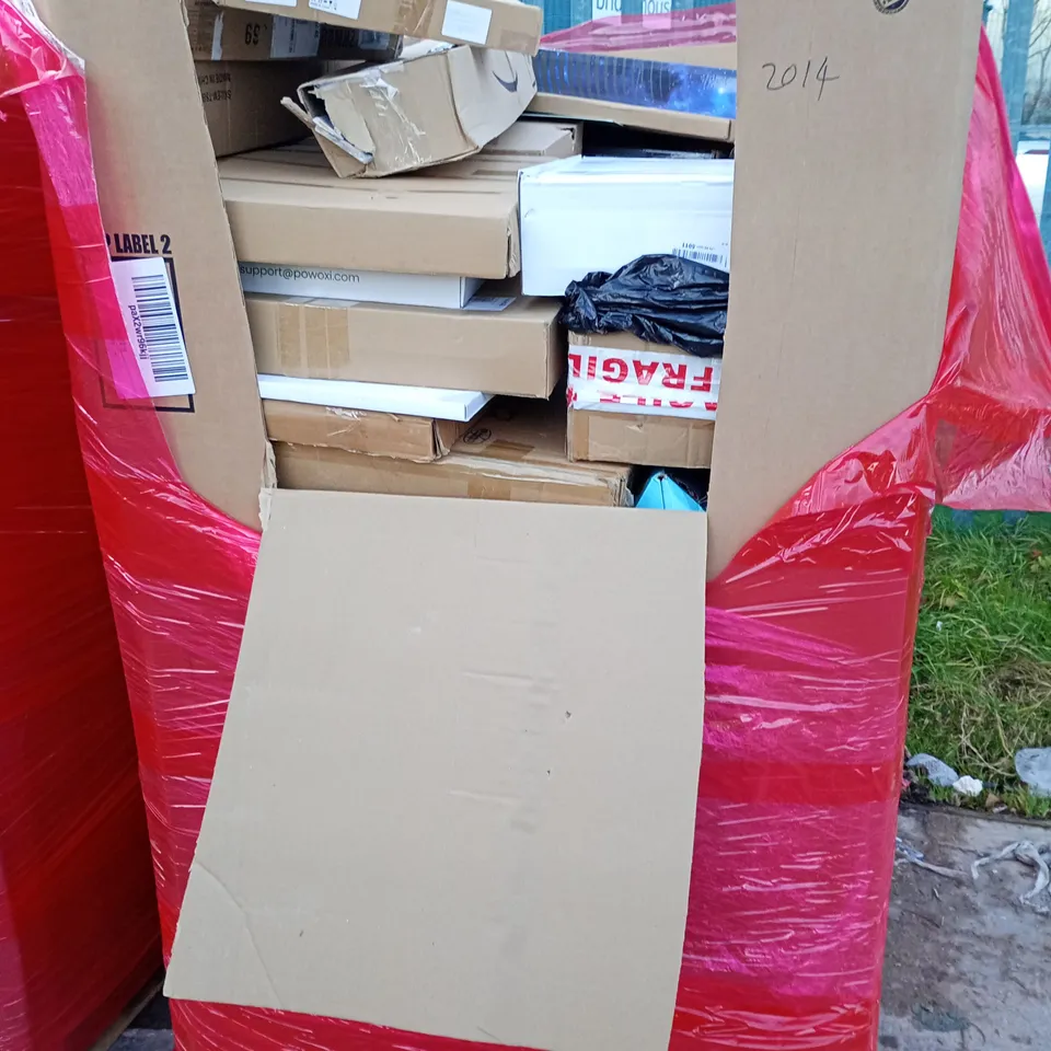 LARGE PALLET OF ASSORTED HOUSEHOLD ITEMS TO INCLUDE FLOORING CUTTERS, RGB MOUSE PAD AND SAFETY GATE