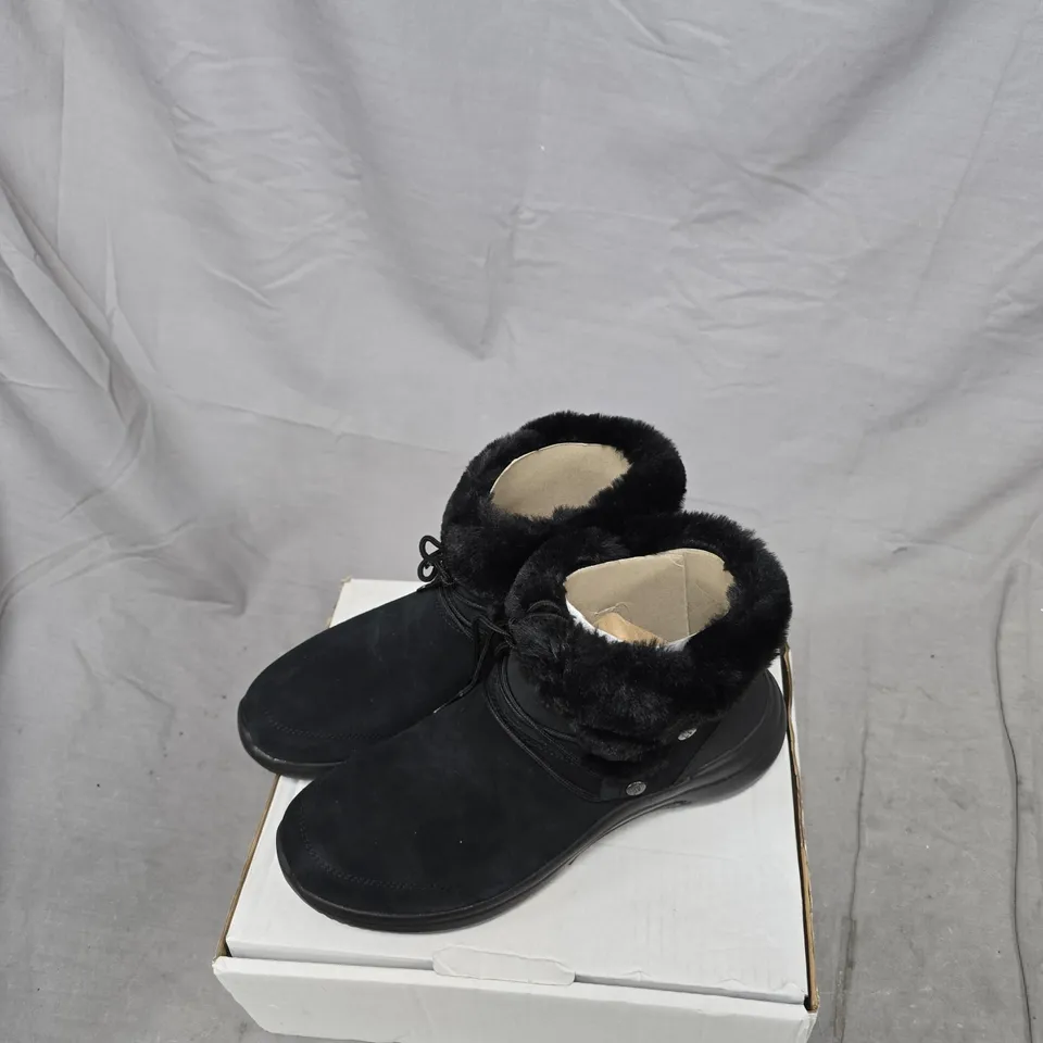 SKECHERS ON THE GO BOOTS – BLACK – UK SIZE 6