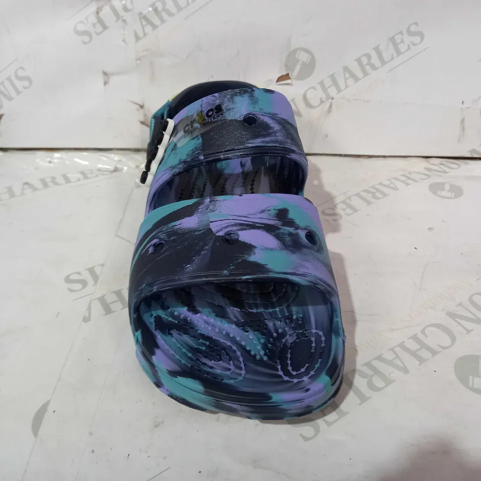 BOXED PAIR OF CROCS CLASSIC SANDALS IN BLUE/MULTICOLOUR UK SIZE M5/W6