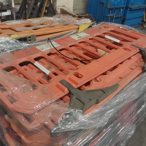 PALLET CONTAINING APPROXIMATELY 19x PLASTIC ROAD BARRIERS