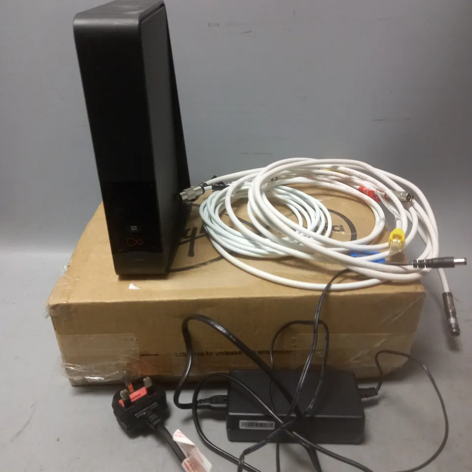 VIRGIN MEDIA BROADBAND HUB WITH ACCESSORIES