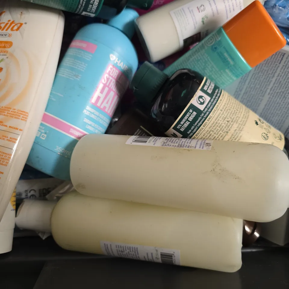 APPROXIMATELY 15 ASSORTED COSMETIC ITEMS TO INCLUDE INDUS VALLEY, THE BLACK STUFF, ETC - COLLECTION ONLY