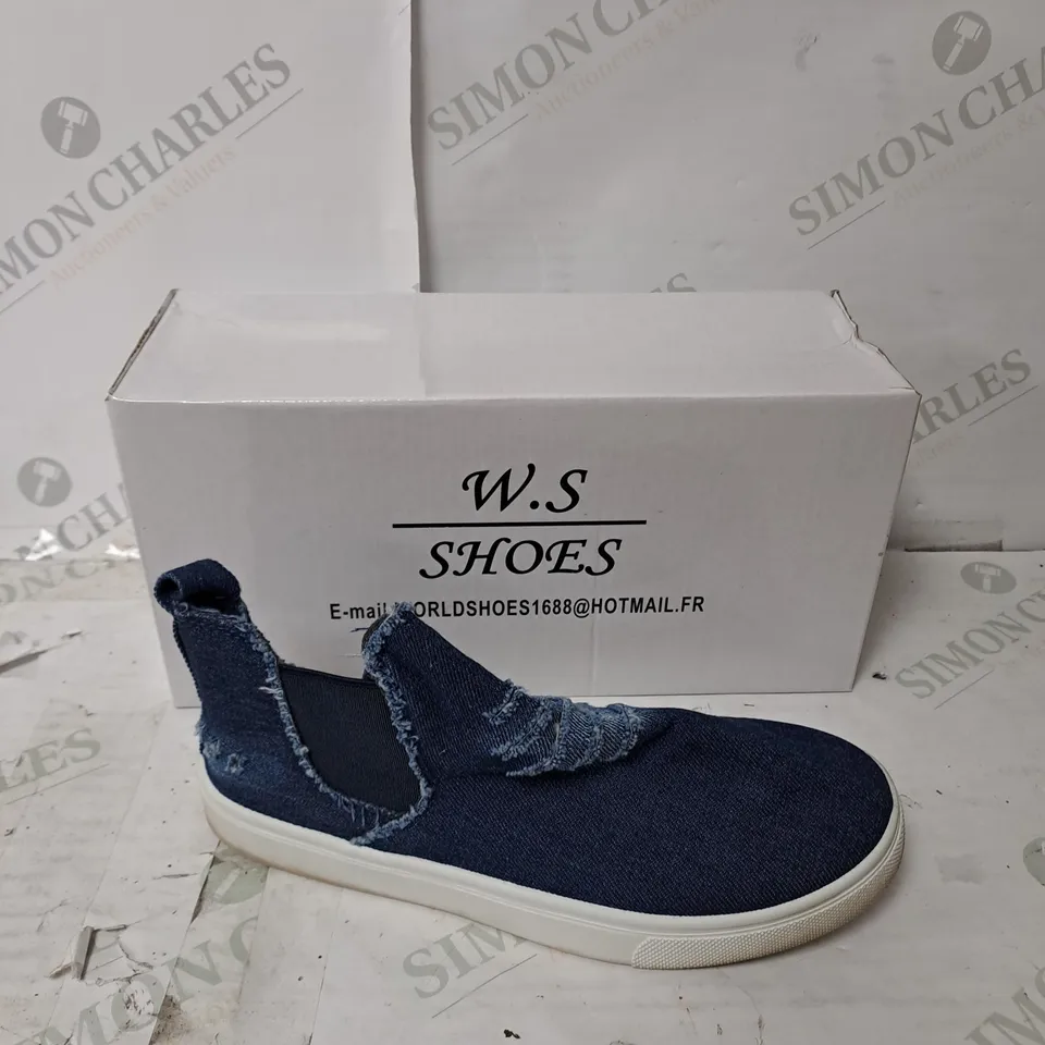 APPROXIMATELY 10 PAIRS  W.S SHOES SLIP ON BLUE DISTRESSED BOOTS IN VARIOUS SIZES 