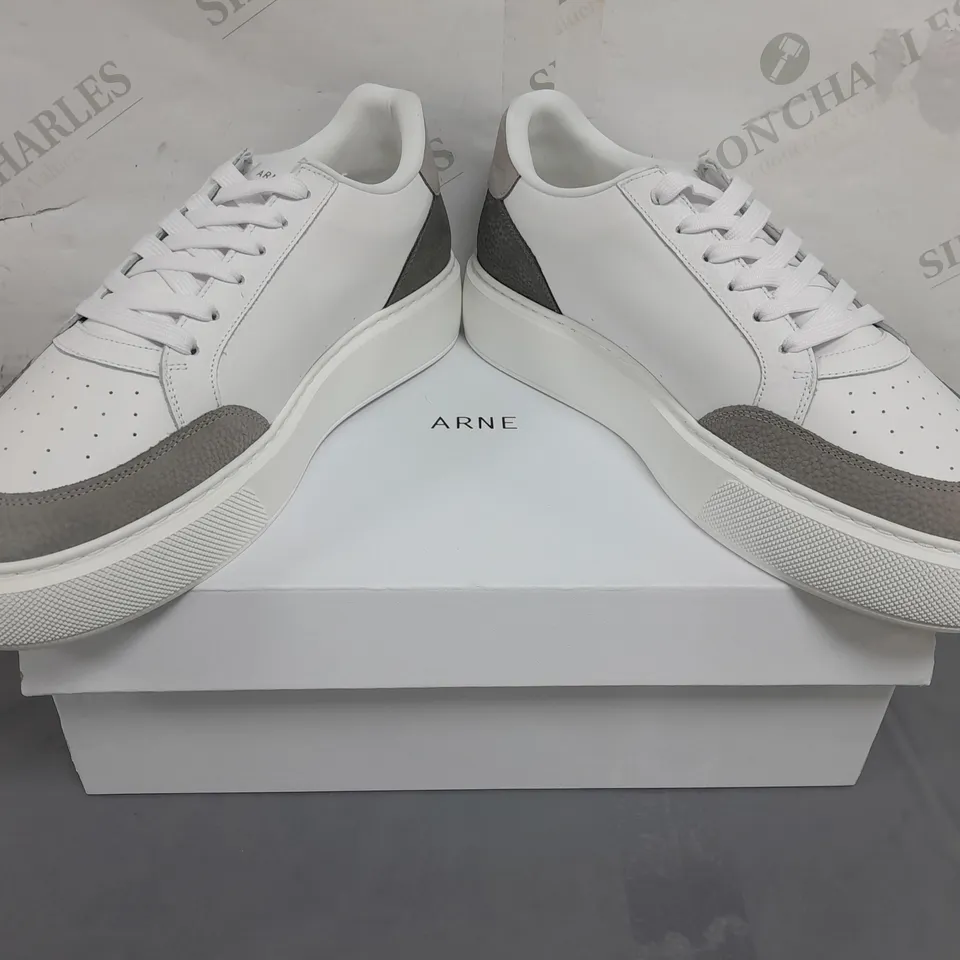 BOXED PAIR OF ARNE COURT TRAINERS 2.0 IN WHITE UK SIZE 10