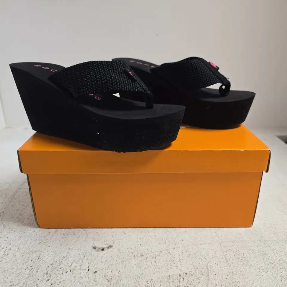 BOXED PAIR OF ROCKET DOG HIGH WEDGE TOE-POST SANDALS IN BLACK SIZE UK 4