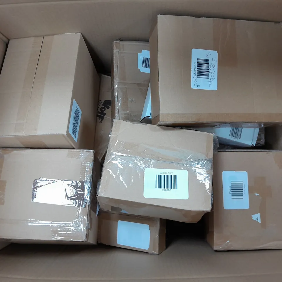 APPROXIMATELY 10 ASSORTED ITEMS TO INCLUDE HAIRHSHARK DETANGLER, LIZ EARLE TRIO, SFIXX MULTITOOL, ETC