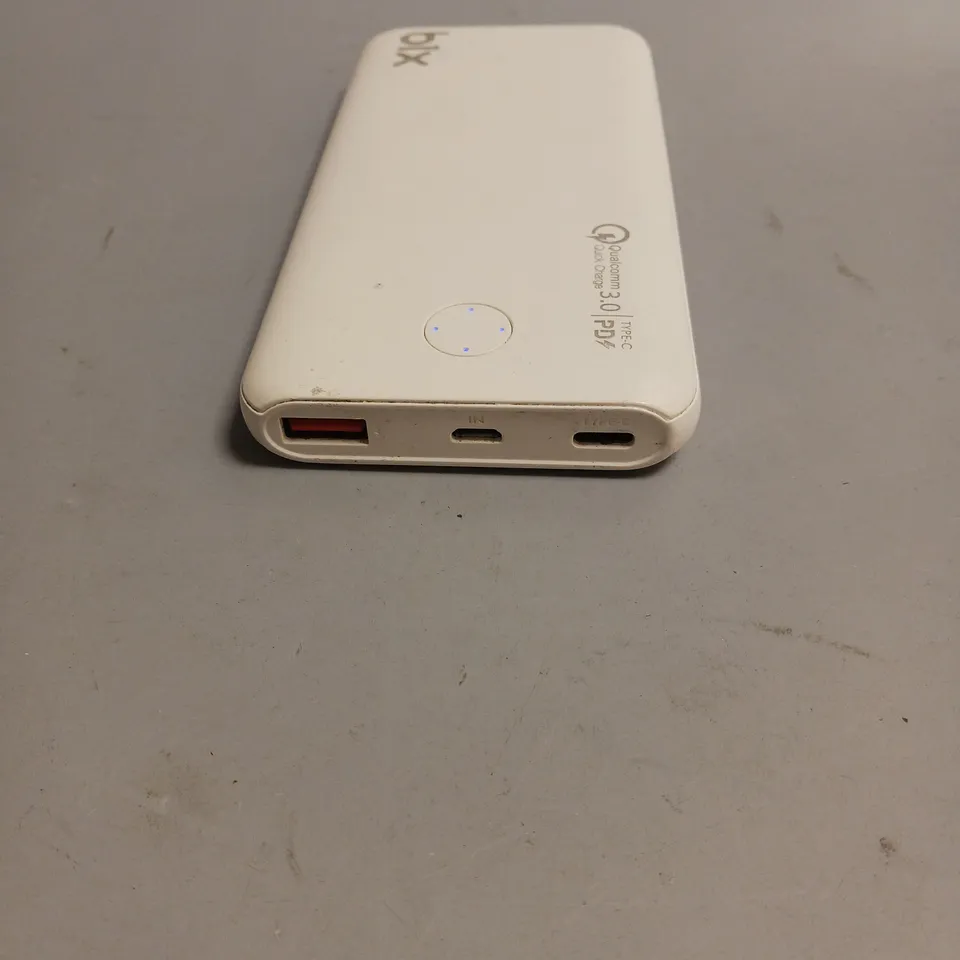 BIX PORTABLE CHARGER IN WHITE TYPE-C AND MICRO USB INPUTS AND USB OUTPUT