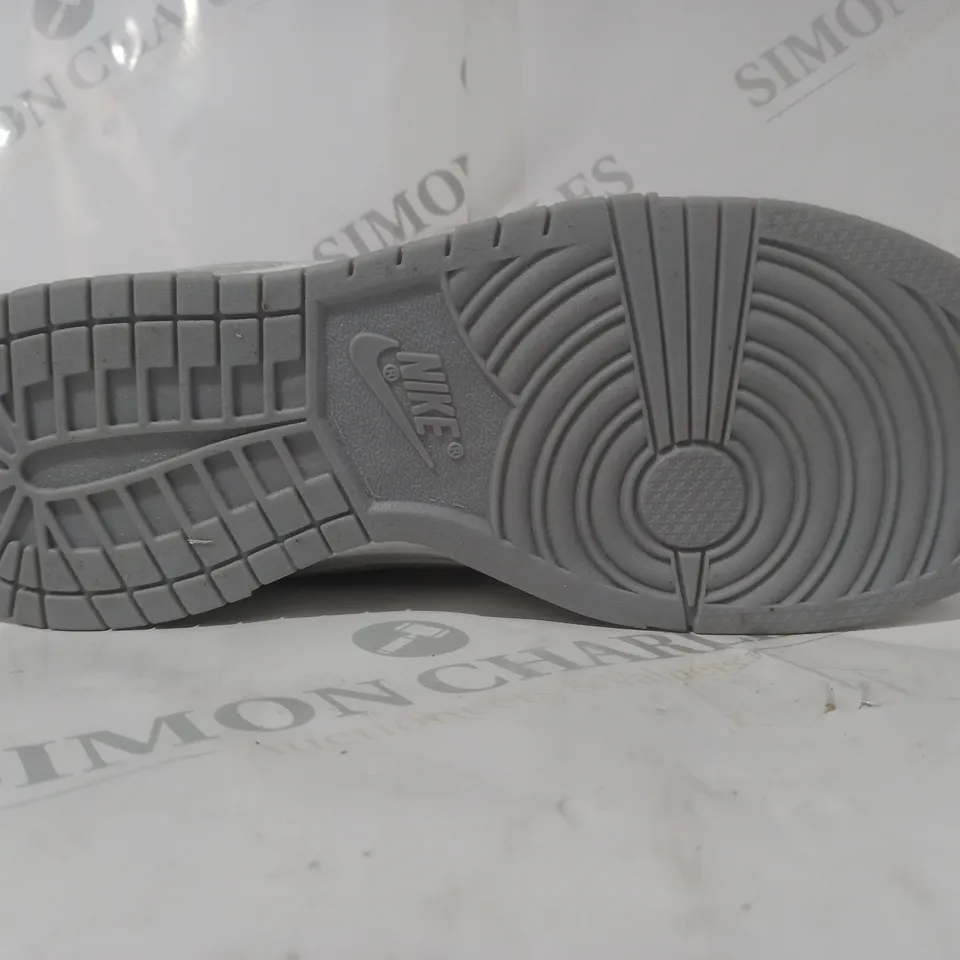 BOXED PAIR OF NIKE SHOES IN GREY/WHITE UK SIZE 6