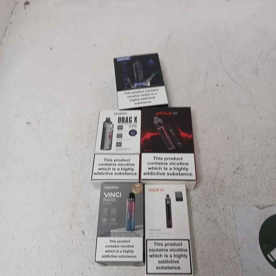 BOX OF APPROXIMATELY 35 ASSORTED E-CIGARETTES AND COMPONENTS TO INCLUDE: SMOK SCAR-P5 DEVICE KIT 