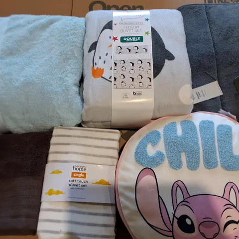 LOT OF APPROXIMATELY 15 ASSORTED HOME FABRIC ITEMS TO INCLUDE FILLED CUSHION, TOWELS AND DUVET SETS