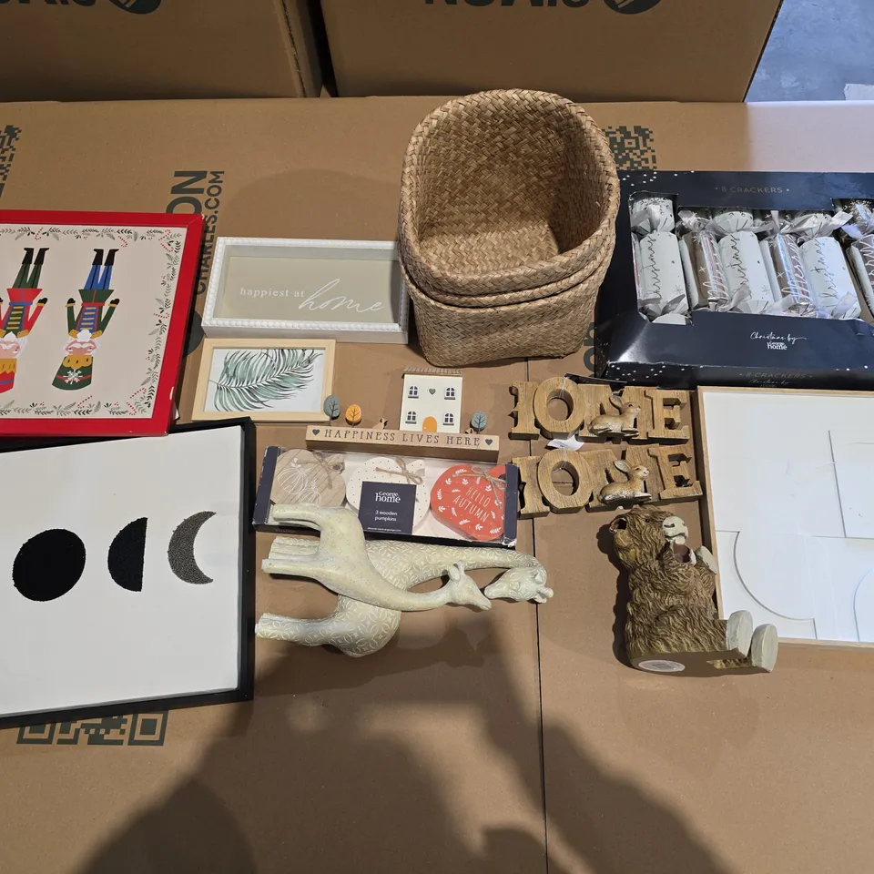 BOX OF APPROXIMATELY 10 ASSORTED HOUSEHOLD ITEMS TO INCLUDE - WALL ART, CRACKERS, AND STORAGE BASKETS ETC. 