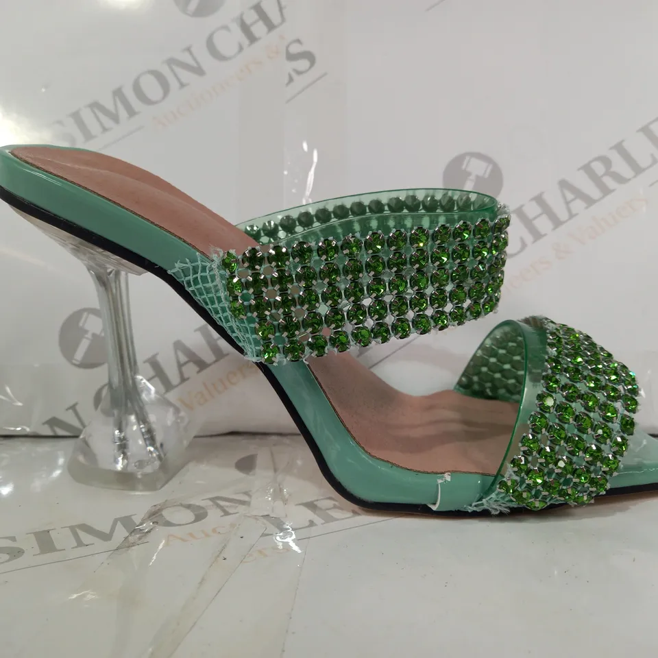 BOXED PAIR OF DESIGNER OPEN TOE HIGH HEELS IN MINT GREEN W. JEWEL EFFECT EU SIZE 38