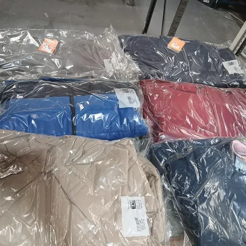 APPROXIMATELY 12 ITEMS OF ASSORTED REGATTA/DARE2B CLOTHING AND ACCESSORIES