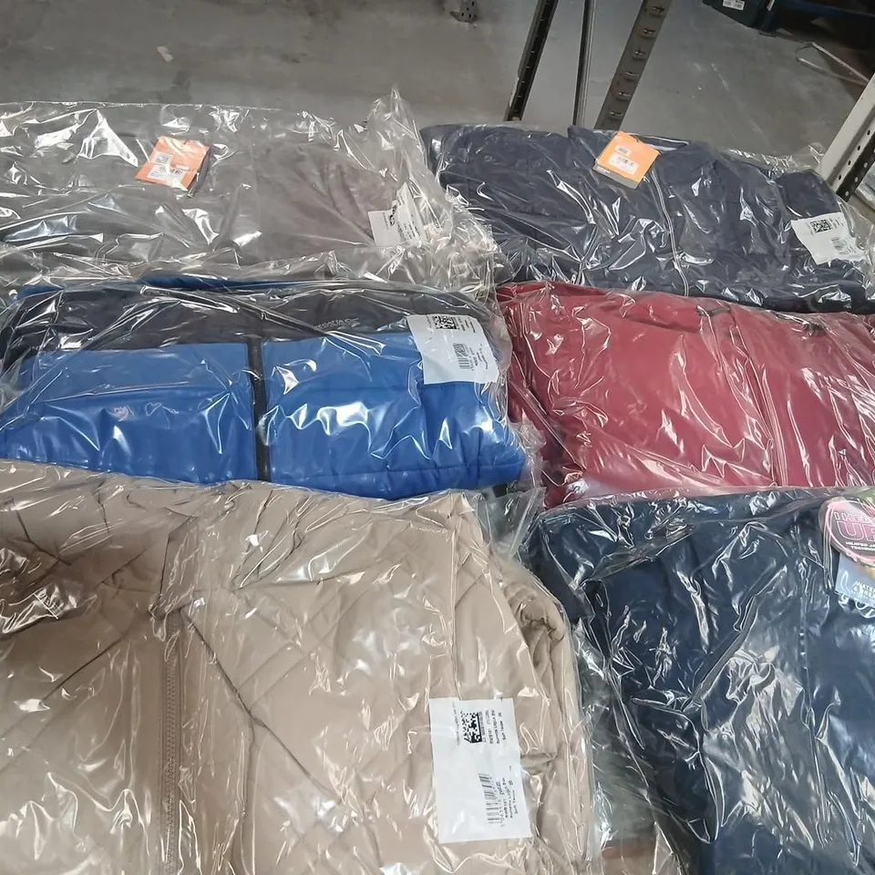 APPROXIMATELY 12 ITEMS OF ASSORTED REGATTA/DARE2B CLOTHING AND ACCESSORIES