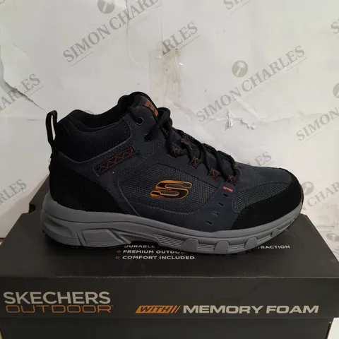 BOXED PAIR OF SKECHERS BOOTS IN NAVY SIZE 8