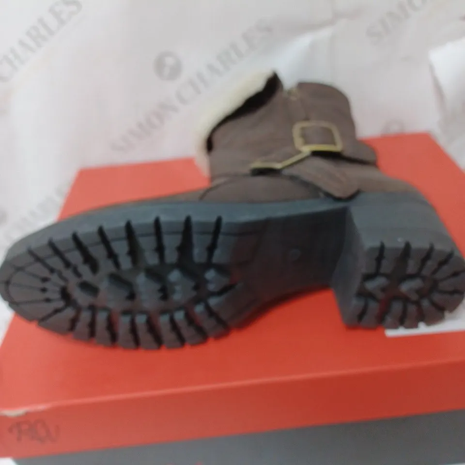 BOXED RUTH LANGSFORD CASUAL BOOTS, OAK - SIZE 4 