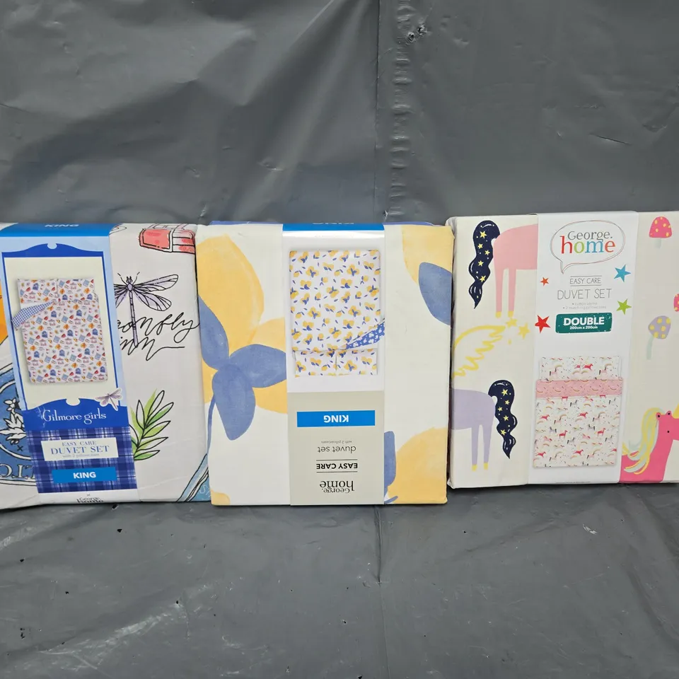 LARGE BOX OF APPROXIMATELY 10 ASSORTED ITEMS TO INCLUDE DUVET SETS, FITTED SHEETS