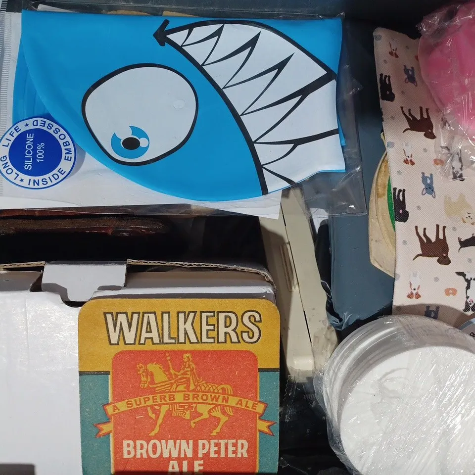 APPROXIMATELY 15 ASSORTED HOUSEHOLD ITEMS TO INCLUDE DECORATIVE BOAT, BAYONET HAIR RIG, BEER MATS, ETC