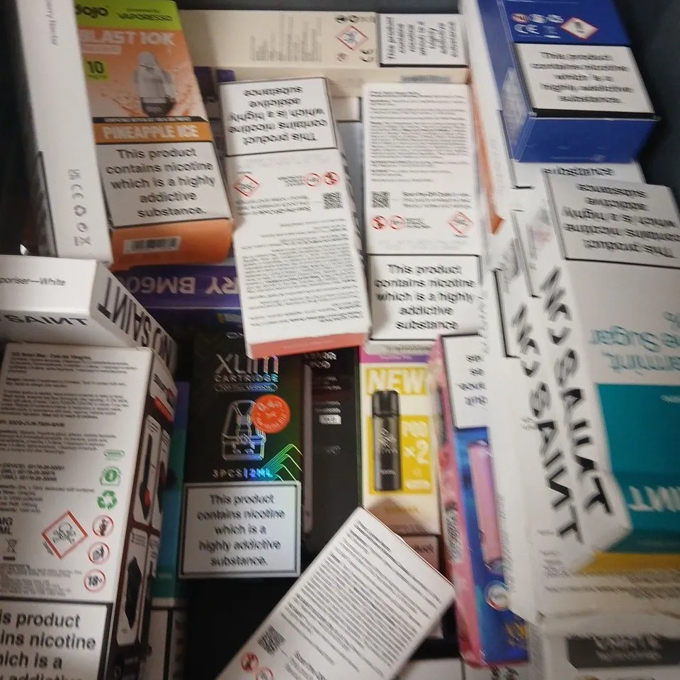 APPROXIMATELY 20 ASSORTED E-CIGARETTE & VAPING ITEMS IN VARIOUS BRANDS TO INCLUDE NO SAINT, OXVA, PYNE POD ETC 