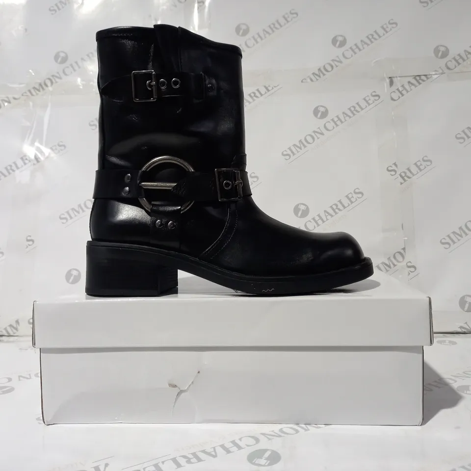 BOXED PAIR OF DANIEL PULL ON BIKER STYLE ANKLE BOOTS IN BLACK EU SIZE 39