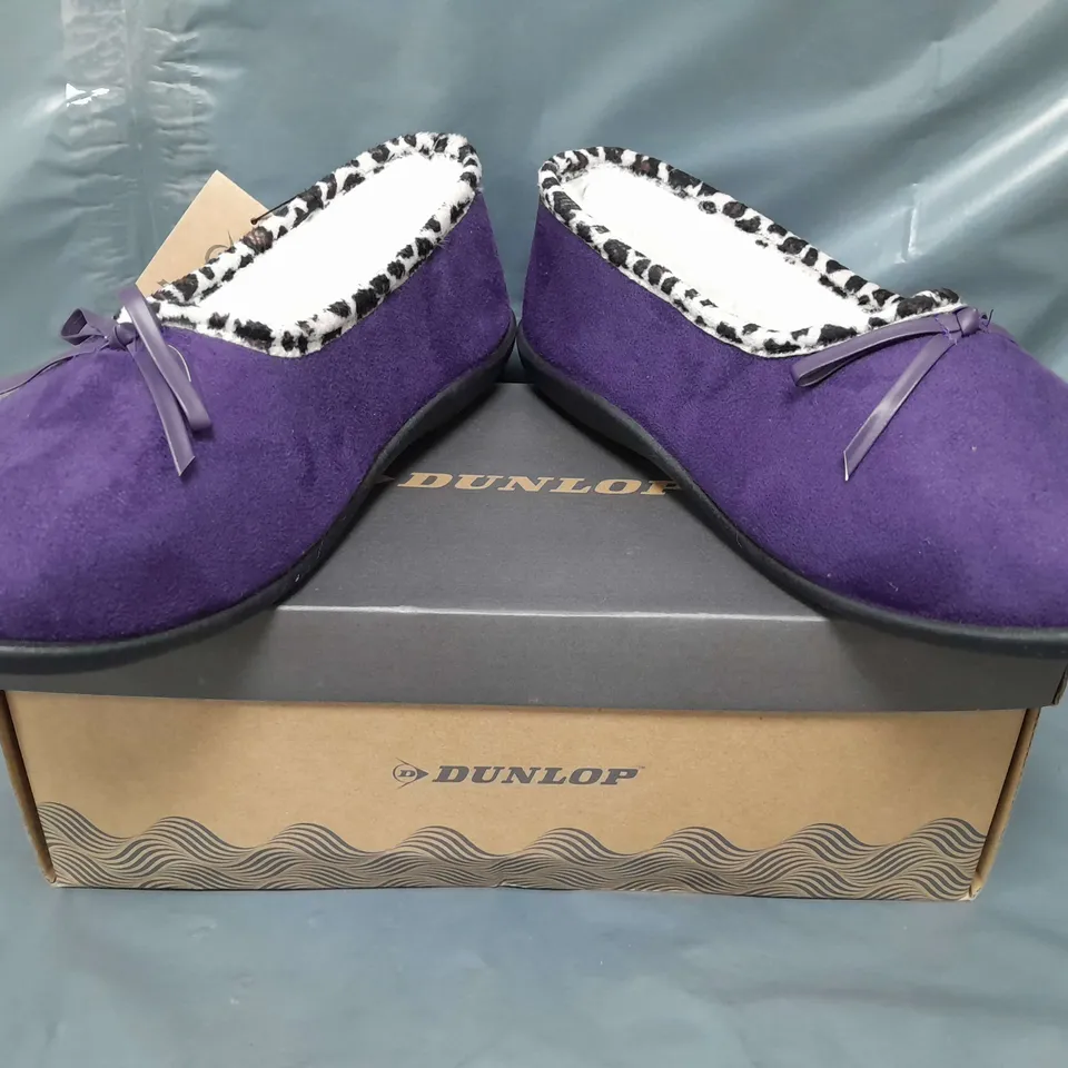 BOXED PAIR OF DUNLOP SLIPPERS IN PURPLE SIZE 7