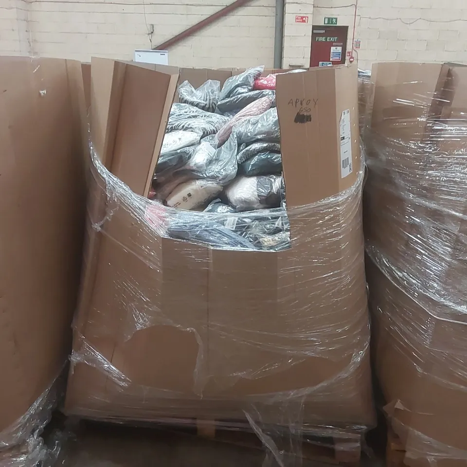 PALLET CONTAINING APPROXIMATELY 600x BRAND NEW ASSORTED DESIGNER CLOTHING ITEMS INCLUDING: JD WILLIAMS JUMPER, JEANS, TOPS, MAGISCULPT BATHING SUIT ECT