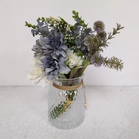 BUNCH OF ARTIFICIAL FLOWERS IN GLASS VASE