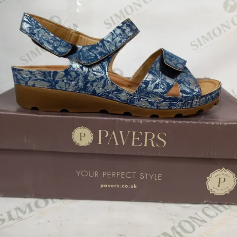 BOXED PAIR OF PAVERS SANDALS IN BLUE W. FLORAL DESIGN EU SIZE 38