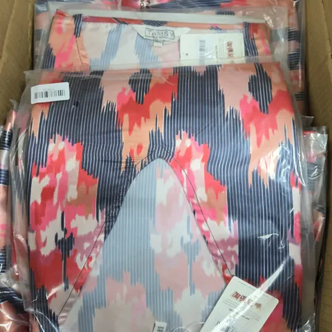 BOX OF APPROXIMATELY 20 ASSORTED CLOTHING ITEMS BY TAMSY