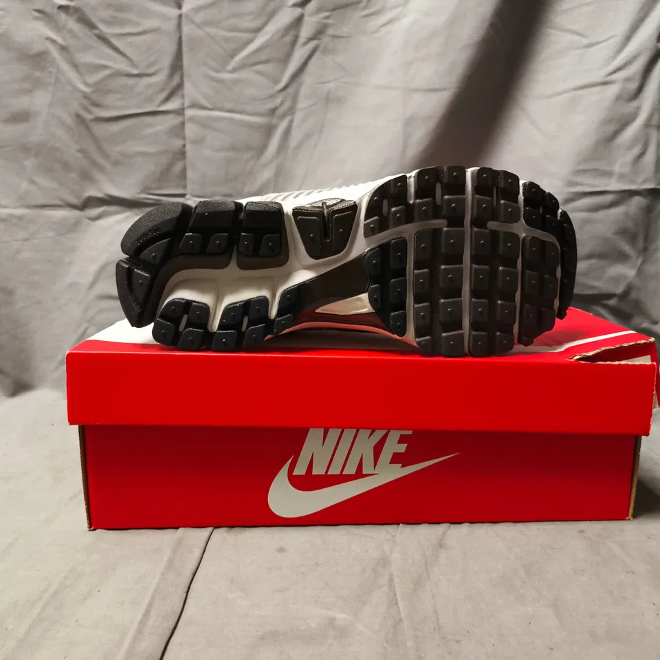 BOXED PAIR OF NIKE WOMEN'S ZOOM VOMERO 5 TRAINERS IN OFF WHITE SIZE UK 5.5
