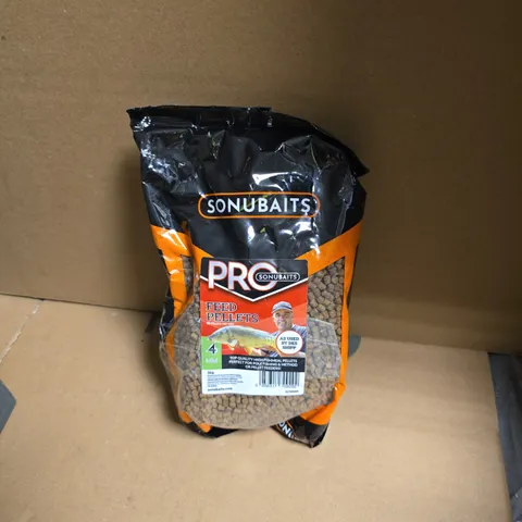 APPROXIMATELY 5 ASSORTED PET SUPPLY ITEMS INCLUDING SONUBAITS PRO AND WILKO TASTY SUET BLOCKS
