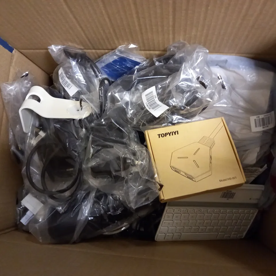 APPROXIMATELY 15 ASSORTED ELECTRICAL ITEMS TO INCLUDE TECKNET KEYBOARD, ROBERTS PLAY10, BELKIN CAR CHARGER, ETC
