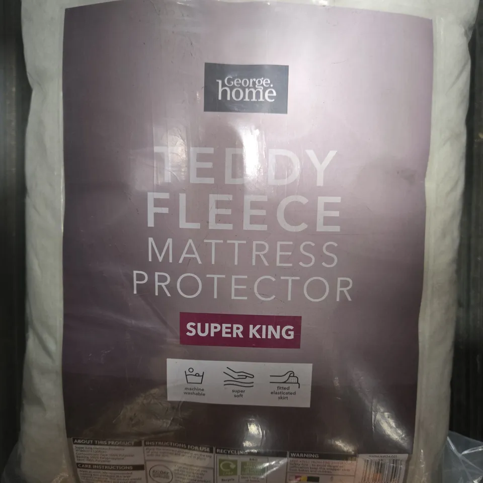 PALLET CONTAINING A LARGE QUANTITY OF AS NEW TEDDY FLEECE SUPER KING MATTRESS PROTECTORS