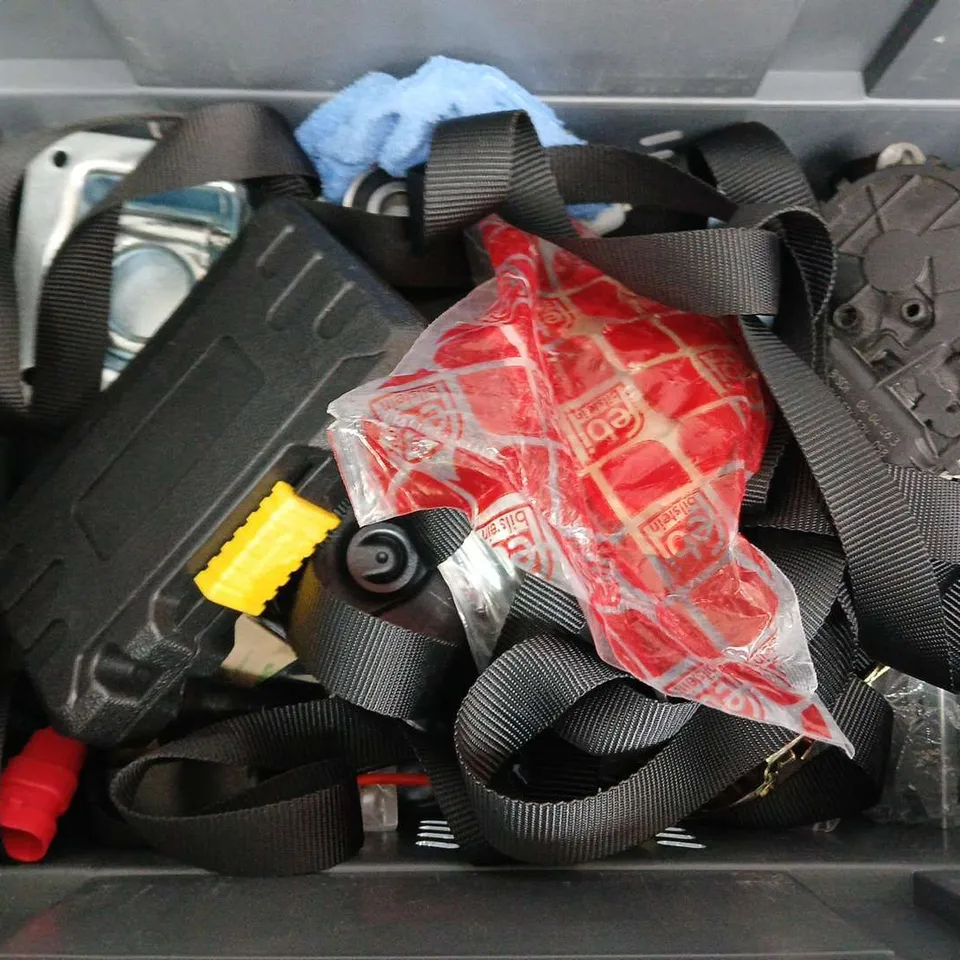 APPROXIMATELY 8 ASSORTED VEHICLE PARTS & ACCESORIES TO INCLUDE BALL JOINT, HORN, SOCKET SET, ETC