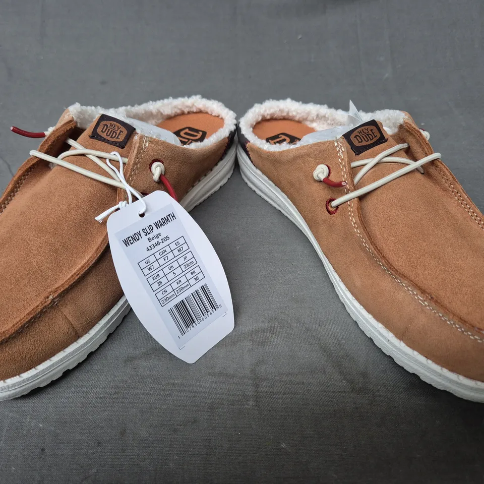 BOXED PAIR OF HEY DUDE WENDY SLIP-ON SHOES IN TAN SUEDE UK SIZE 5