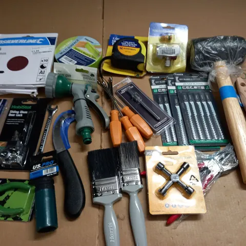 LARGE QUANTITY OF ASSORTED HOUSEHOLD DIY ITEMS TO INCLUDE JIGSAW BLADES, MALLET AND SILVERLINE SANDING DISCS