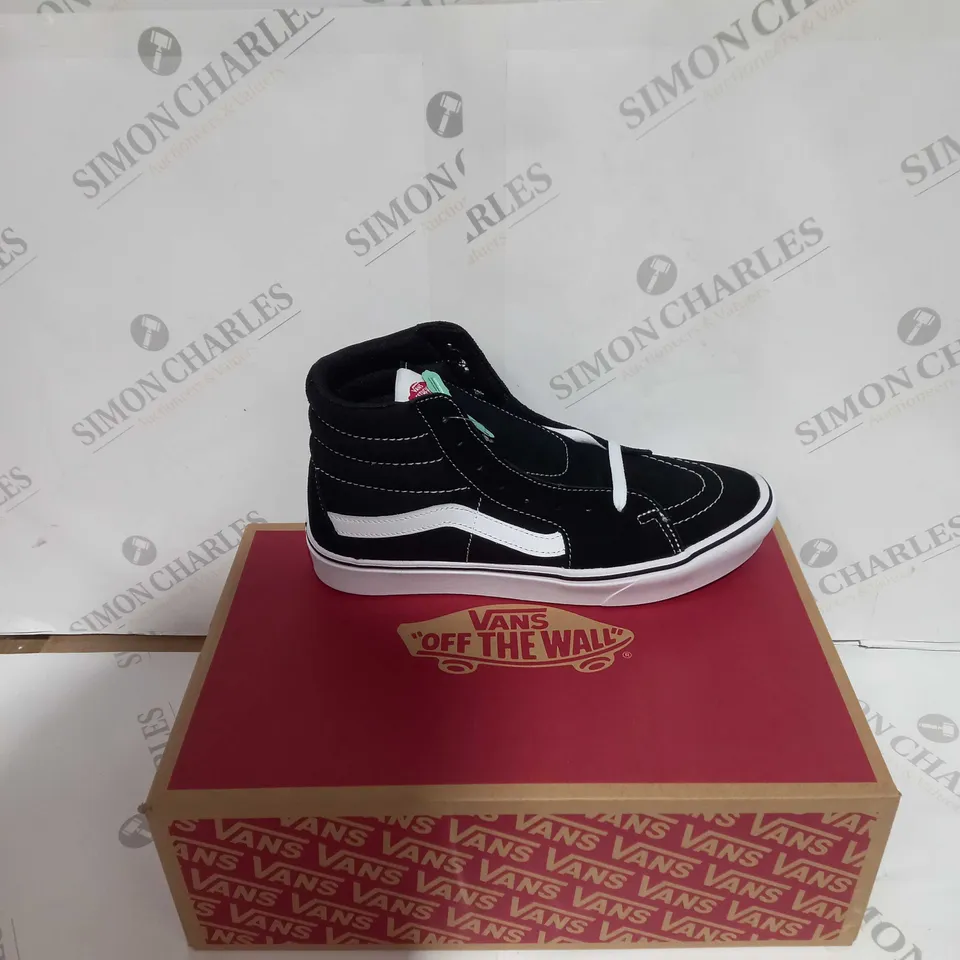 BOXED PAIR OF VANS COMFYCRUSH SK8-HI UK 8.5