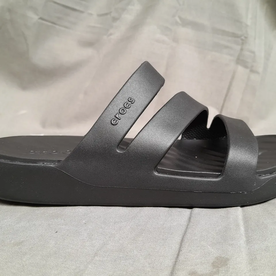 CROCS GETAWAY STRAPPY BLACK SANDALS - UK 5 