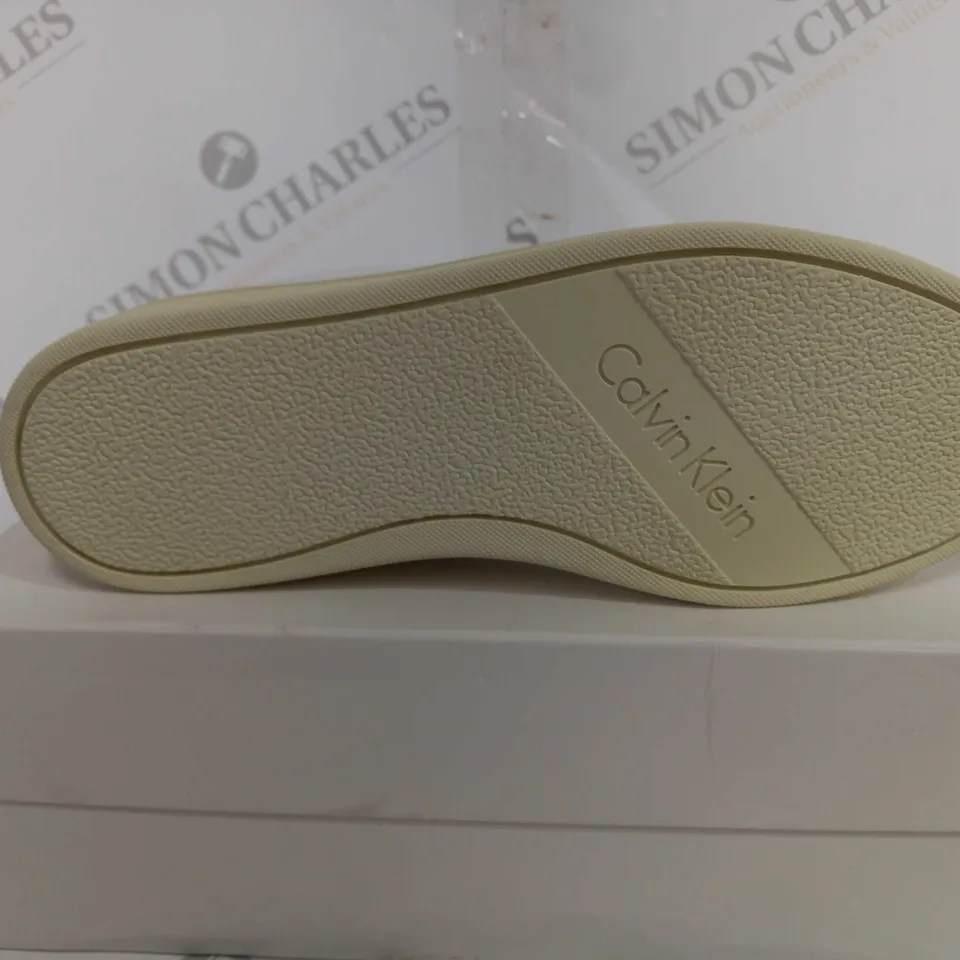 BOXED CALVIN KLEIN SONIA LOW TOP LACE UP - US 8
