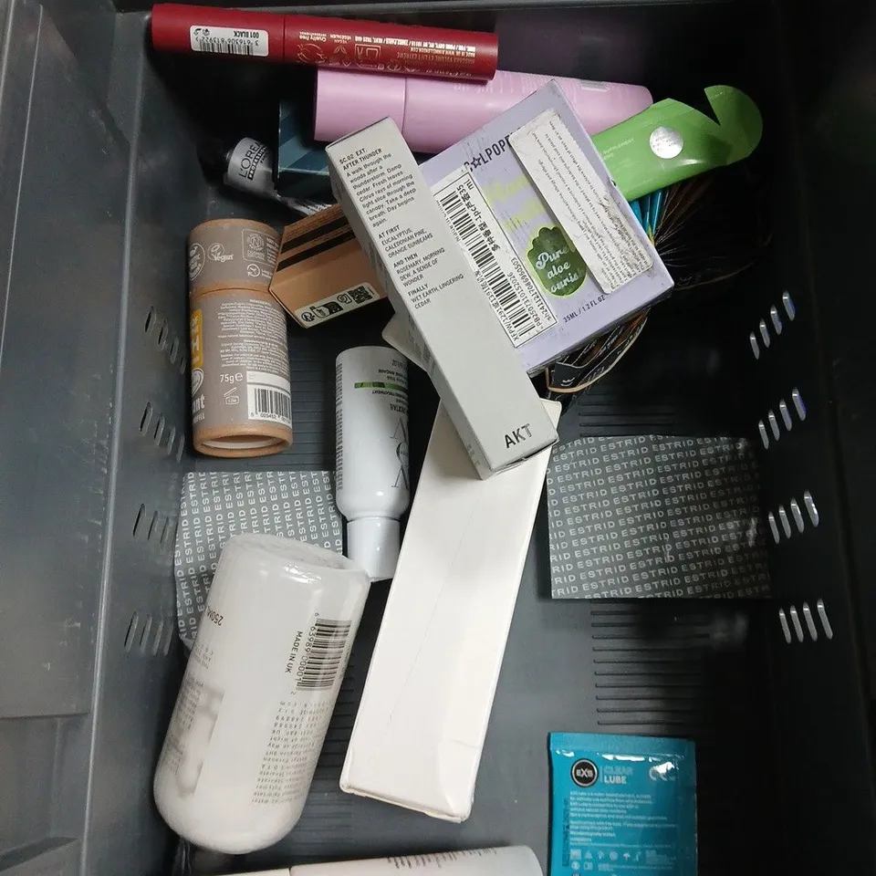 APPROXIMATEY 20 ASSORTED HEALTH AND BEAUTY PRODUCTS TO INCLUDE CERAVE MOISTURISING LOTION, OILATUM SHOWER GEL AND LOVE CURL CONDITIONER