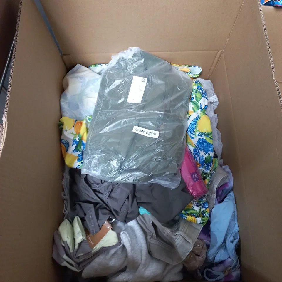 BOX OF APPROXIMATELY 35 ASSORTED CLOTH9NGS ITEMS IN VARIOUS COLOURS, SIZES AND STYLES
