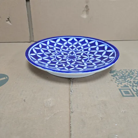 BOXED BLUE AND WHITE CERAMIC PLATE WITH GEOMETRIC PATTERN - SET OF 4 