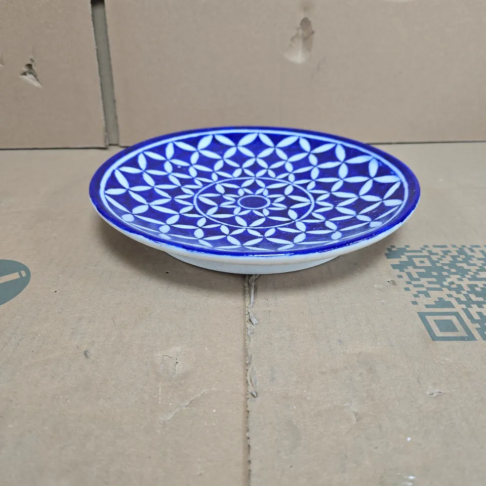 BOXED BLUE AND WHITE CERAMIC PLATE WITH GEOMETRIC PATTERN - SET OF 4 
