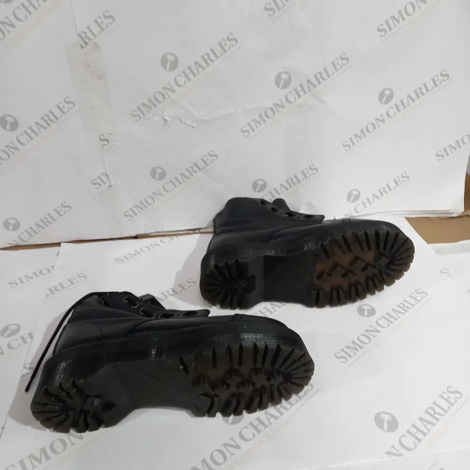UNBOXED PAIR OF DR.MARTINS ZIPED BOOT SOLES BOUNCING SIZE UK 6.5