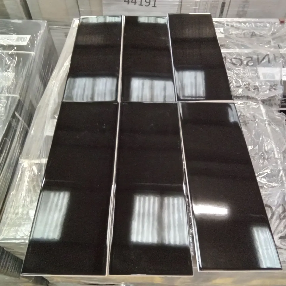 PALLET OF 60 PACKS OF 17 BRAND NEW GEM COLS BLACK GLOSS TILES - EACH PACK COVERS APPROXIMATELY 1M² (TOTAL APPROX. 60M²)