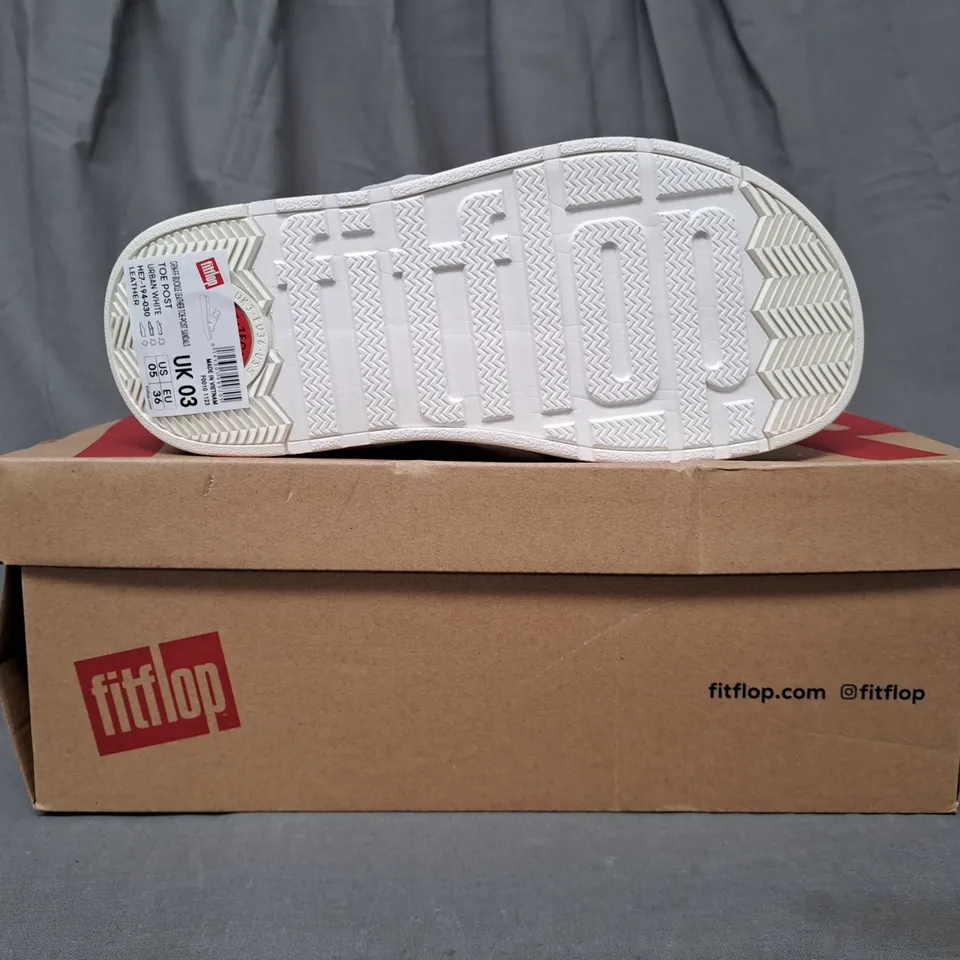 BOXED PAIR OF FITFLOP GEN-FF BUCKLE LEATHER TOE-POST SANDALS IN WHITE UK SIZE 3