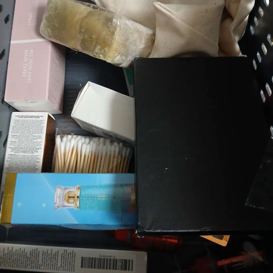 APPROXIMATEY 20 ASSORTED HEALTH AND BEAUTY PRODUCTS TO INCLUDE - CLOUD NINE HAND CREAM TRIO - KERASTASE NUTRITIVE MAGIC NIGHT SERUM - RENEW+ME NIGHTLY ACTIVE TREATMENT - ETC
