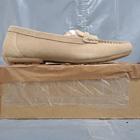 BOXED PAIR OF LANDS' END SUEDE DRIVING SHOES IN SANDSTONE SIZE UK 6