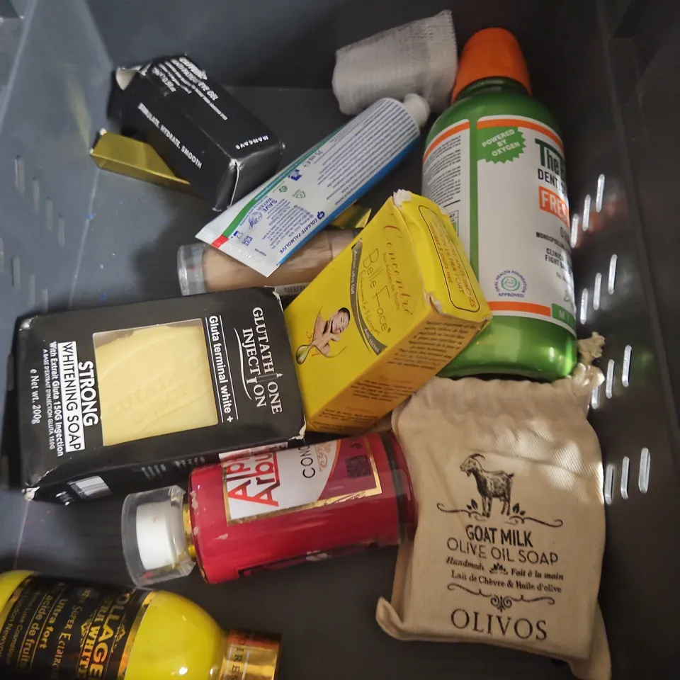 APPROXIMATEY 20 ASSORTED HEALTH AND BEAUTY PRODUCTS TO INCLUDE - TAN-LUXE THE FACE ILLUMINATING SELF-TAN DROPS - AVEENO OAT GEL MOISTURISER - DR SQUATCH SOAP - ETC